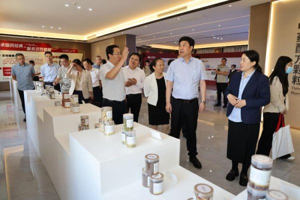 隆源配资 总投资379亿元！青岛14个试点镇26个重点项目进行推介