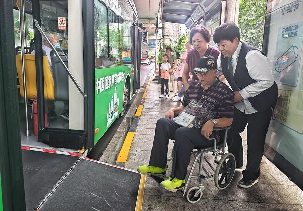 方圆之道 夏令热线 | 上海公交升级适老服务，140条敬老线路让出行更暖心