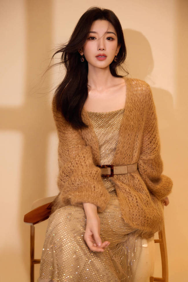 毛晓彤穿露背吊带裙曲线迷人 纤细小蛮腰不盈一握