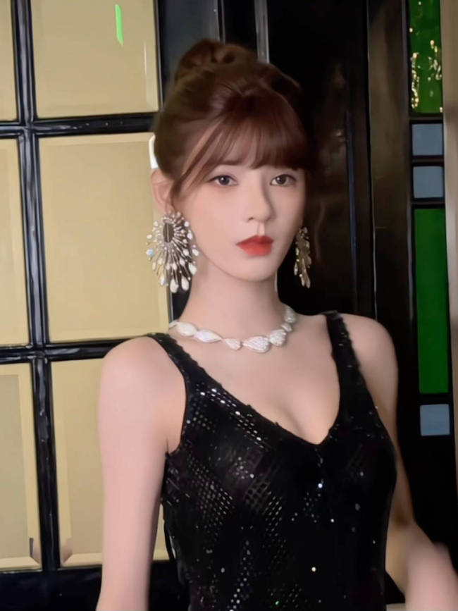 张予曦穿黑色亮片裙秀光滑美背！戴超大耳饰气质佳