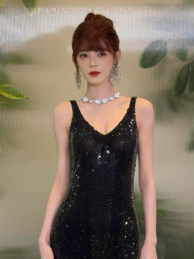 张予曦穿黑色亮片裙秀光滑美背！戴超大耳饰气质佳