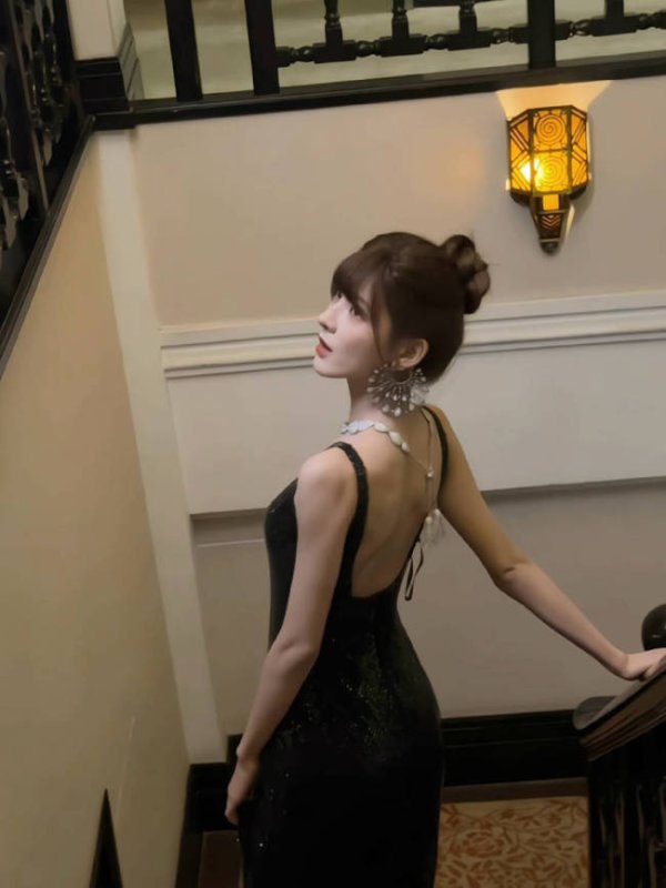 天猫配资 张予曦穿黑色亮片裙秀光滑美背！戴超大耳饰气质佳