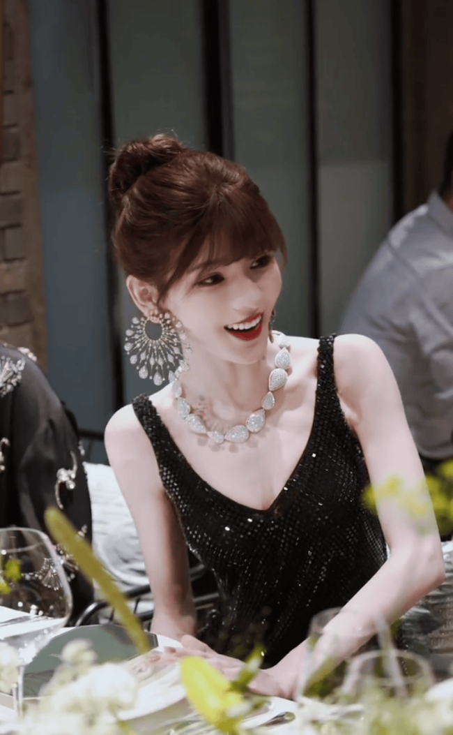 张予曦穿黑色亮片裙秀光滑美背！戴超大耳饰气质佳