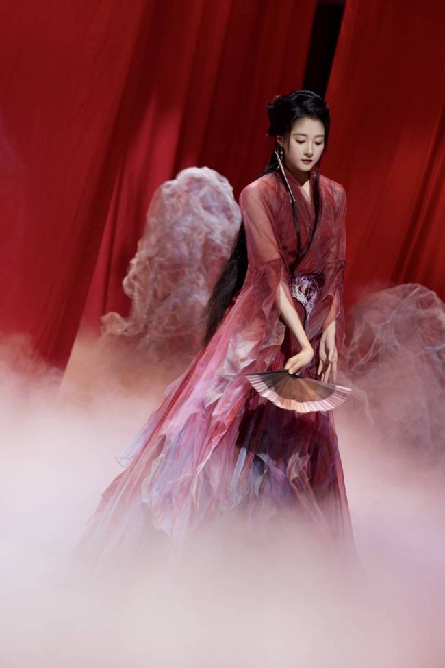 关晓彤穿红衣执扇轻盈舞动 宛若画中美人妩媚明艳