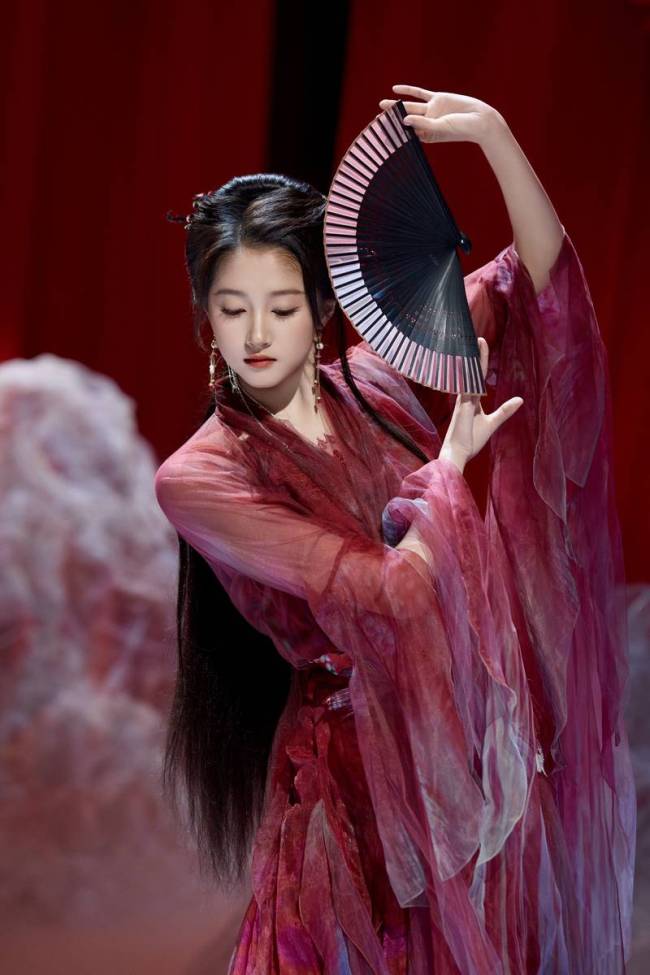 关晓彤穿红衣执扇轻盈舞动 宛若画中美人妩媚明艳