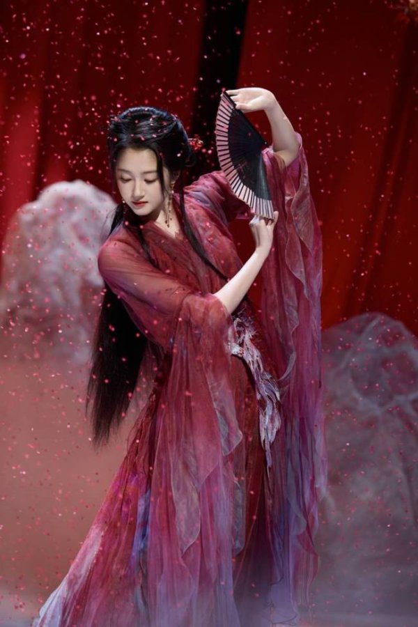 申银证券 关晓彤穿红衣执扇轻盈舞动 宛若画中美人妩媚明艳