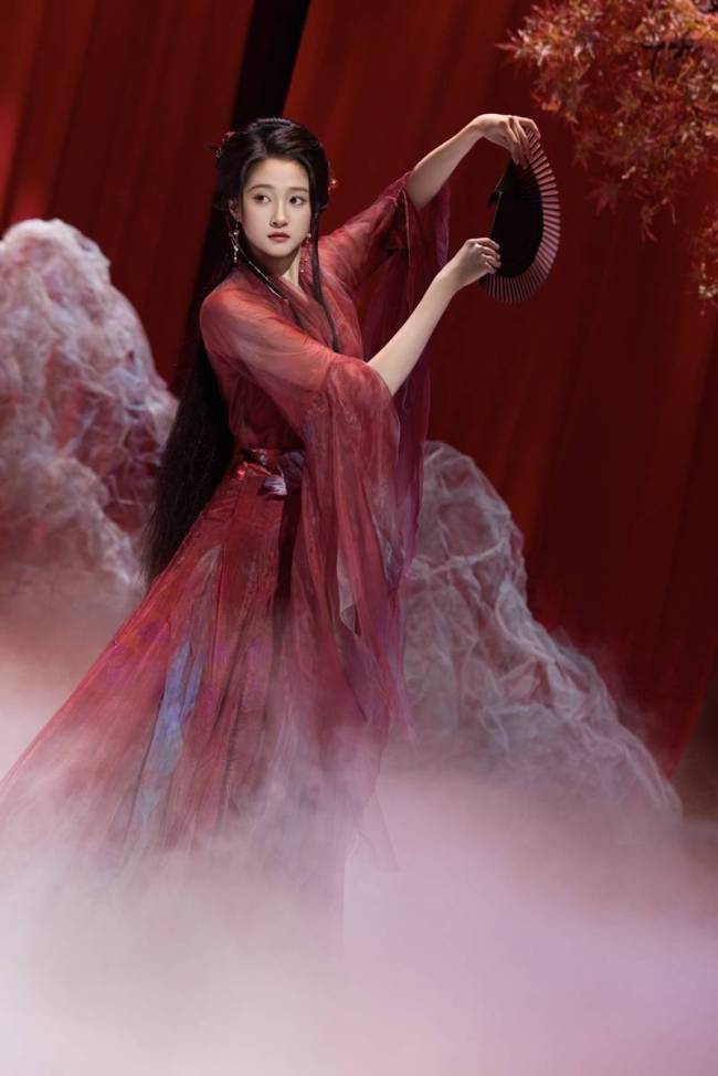 关晓彤穿红衣执扇轻盈舞动 宛若画中美人妩媚明艳