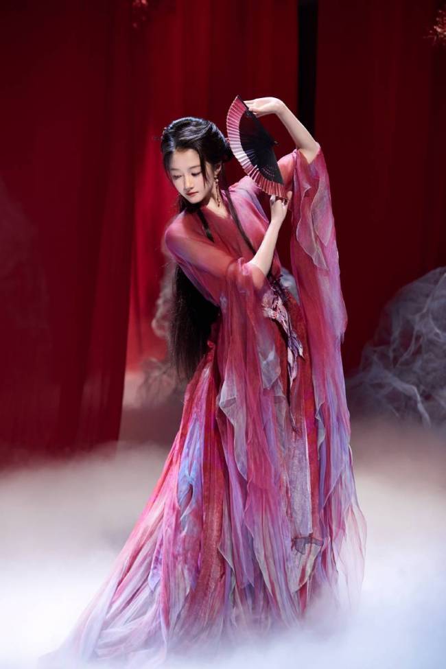 关晓彤穿红衣执扇轻盈舞动 宛若画中美人妩媚明艳